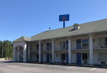 Days Inn by Wyndham Hardeeville Near Hilton Head allows 18 year olds to book a room