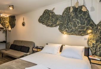 GraffitiSuites#Stone allows 18 year olds to book a room