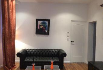 Le black and white has Balcony rooms