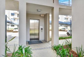 Nova Luxury Suites Broadacres has rooms with a private hot tub