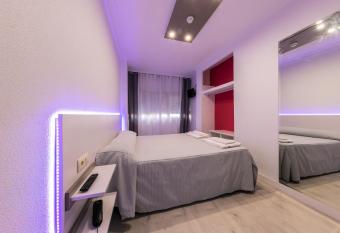 Hotel Gabriel y Gal  n allows 18 year olds to book a room