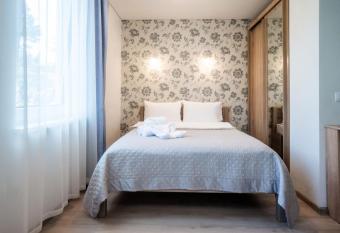   arkut   allows 18 year olds to book a room