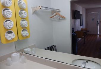 Motel 6-Warner Robins, GA has rooms with a private hot tub