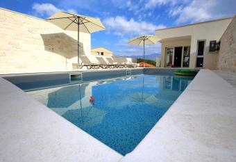 Villa Pag Sea View allows 18 year olds to book a room