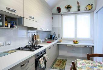 intero appartamento con giardino e colazione Dario allows 18 year olds to book a room