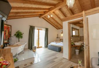 Landhaus Wiesner - G  stezimmer - Bad - Bett - Kleine Kaffee - Tee-Theke mit K  hlschrank - Parkplatz has Balcony rooms