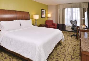 Hilton Garden Inn Indianapolis/Carmel has rooms with a private hot tub