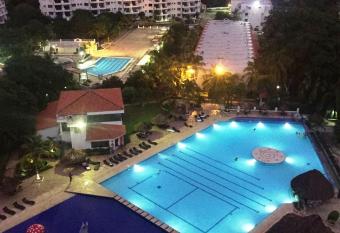 Costa Azul Suites 905 has rooms with a private hot tub