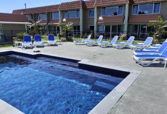 Avalon Motel allows 18 year olds to book a room