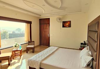 Four Seasons Hotel and Restaurant has Balcony rooms