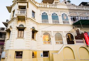 Palace On Ganges - Heritage Hotel allows 18 year olds to book a room