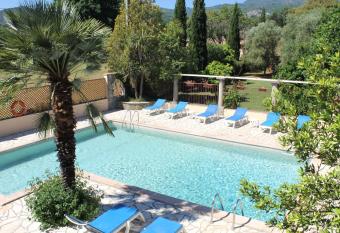 Domaine Le Clos des Oliviers allows 18 year olds to book a room