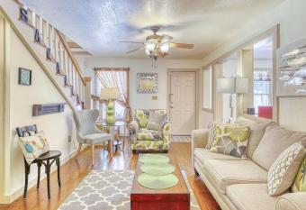 Taylor Cottage has Balcony rooms