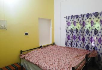 Dden Vennell 2-homestay close to Metro has Balcony rooms