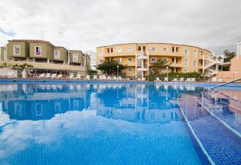 Orlando Luxury Costa Adeje allows 18 year olds to book a room