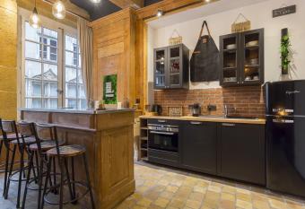 HOST INN - C  UR VIEUX LYON & SPA allows 18 year olds to book a room