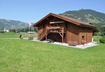 Alpenchalet Weidhaus Gstaad Ferienwohnung im Dachstock, Studio und Zimmer im EG has Balcony rooms
