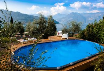 Villa Smeraldo has Balcony rooms