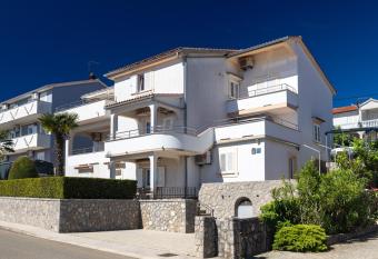 Apartments Stipan  i   has Balcony rooms
