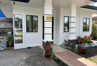 Davao Transient Villa with 24hrs security guard BBQ Grill , Free Parking and Wifi has Balcony rooms