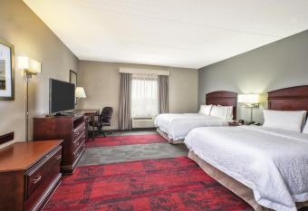 Hampton Inn & Suites Madison West has rooms with a private hot tub