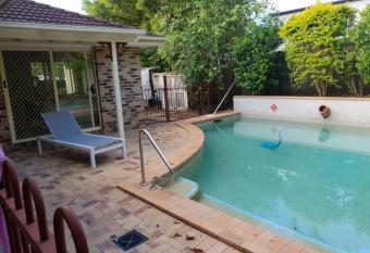 Robyn s Nest - Bed and Breakfast allows 18 year olds to book a room