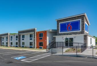 Motel 6-White, Ga - Cartersville allows 18 year olds to book a room