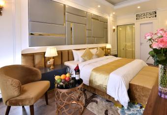 Viet 4 Seasons Hotel allows 18 year olds to book a room