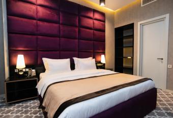 Gallery Art Hotel has rooms with a private hot tub