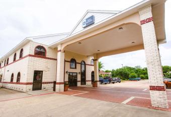 Best Western Pearland Inn allows 18 year olds to book a room