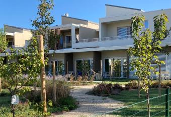 Suite du Parc & Hotel allows 18 year olds to book a room