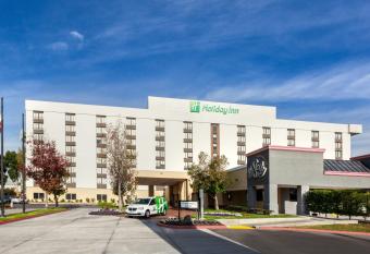 Holiday Inn La Mirada allows 18 year olds to book a room