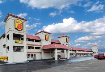 Super 8 by Wyndham Fernley has Smoking rooms