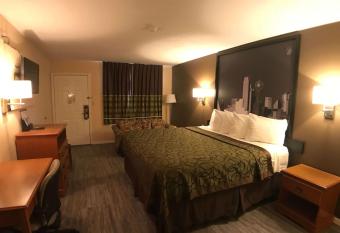 Super 8 by Wyndham Terrell has rooms with a private hot tub