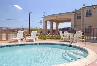 Super 8 by Wyndham Forney/East Dallas has Smoking rooms