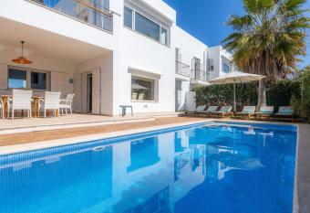 Villa Beatriz has Balcony rooms