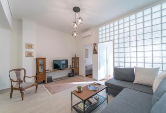 Piraeus_Faliro_Cosy apartment allows 18 year olds to book a room