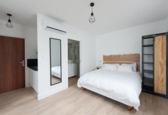 Le Jardin d Ambroise allows 18 year olds to book a room