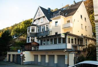 also-Hotel an der Hardt allows 18 year olds to book a room