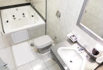 Hotel Metropolis has rooms with a private hot tub