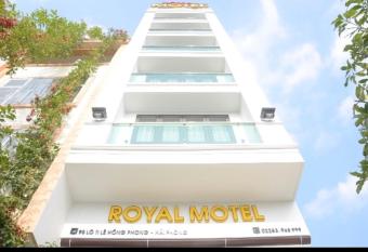 Royal Hotel has Balcony rooms