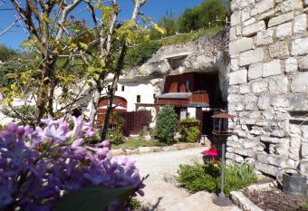 Les Troglos de Beaulieu has Balcony rooms