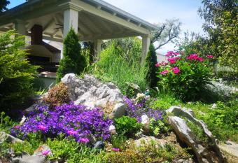 M&M NOVAK Luxury Apartment with award winning garden allows 18 year olds to book a room