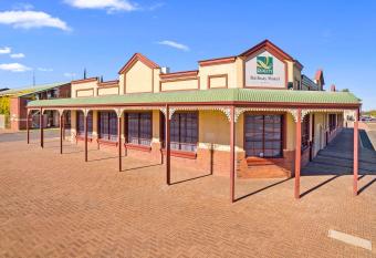 Quality Inn Railway Motel allows 18 year olds to book a room