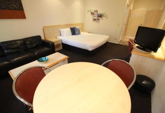 Red Bridge Motor Inn has rooms with a private hot tub