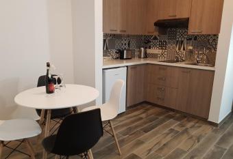 Evmelia Kakopetria Suites has rooms with a private hot tub