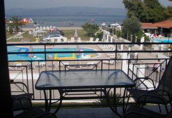 UMBRELLA BEACH APARTMENTs allows 18 year olds to book a room