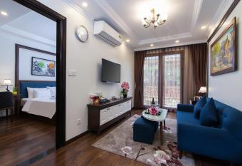 Hanoi Central Hotel & Residences has rooms with a private hot tub