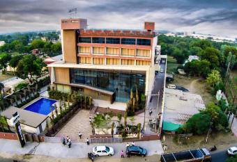 Jalashray Resort has Balcony rooms