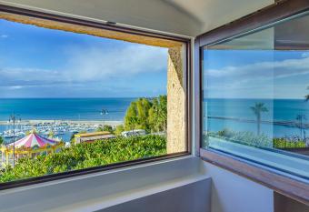 Le Maestranze Deluxe Rooms has Balcony rooms